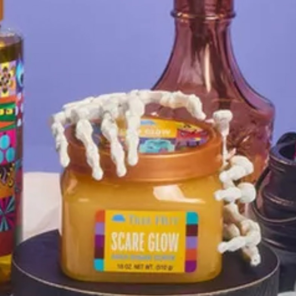New Tree Hut Scare Glow Shea Sugar Scrub